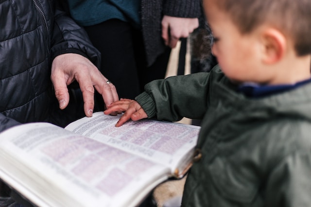 parent showing child the Bible