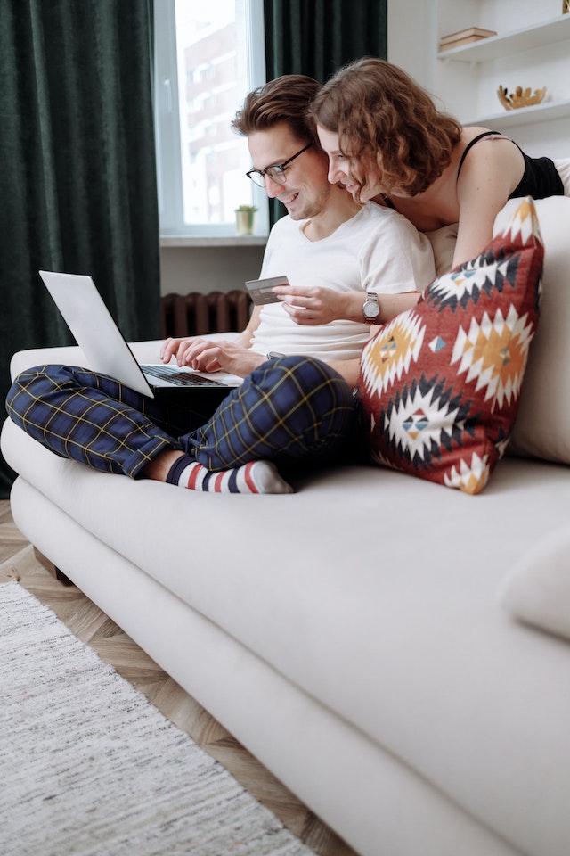 couple sticking to their budget